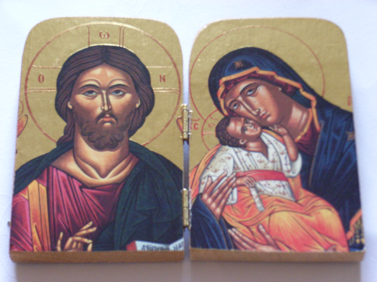 Mère de Dieu qui embrasse tendrement
